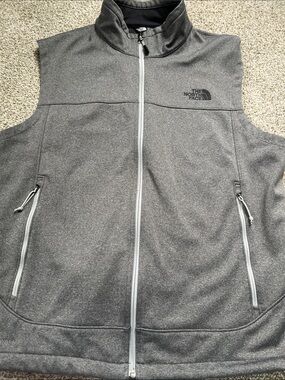 The North Face Men's Dark Gray Full-Zip Softshell Vest